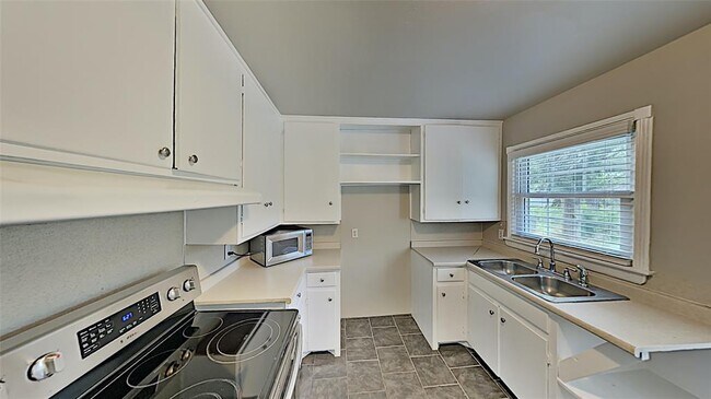 Building Photo - 2817 Clermont Pl