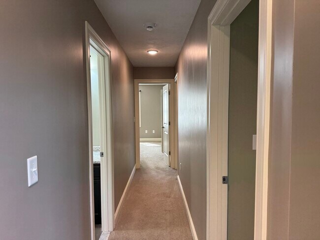 Building Photo - 10 Shamrock Ln