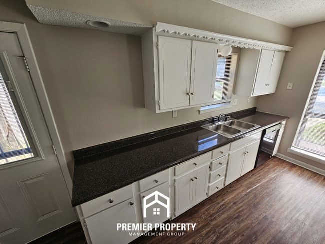 Building Photo - Move-In Ready 3BR Gem in Memphis - Cozy Fireplace, Tile Dining & Private Yard