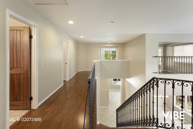 Building Photo - Spacious 3 bedroom plus office in Desirabl...