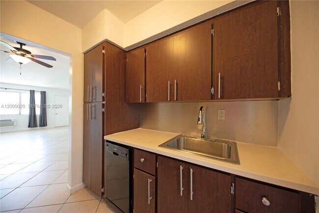 Building Photo - 2250 Bay Dr