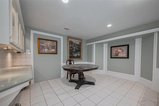 Building Photo - 4015 Black Locust Dr