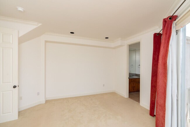 Building Photo - 3 Bedroom Townhome in Crown Point – Pacific Beach