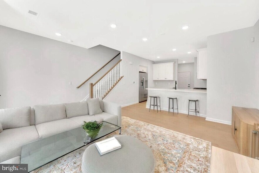 Building Photo - 606 Parker Blvd