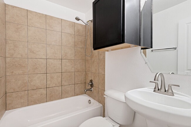 Building Photo - Modern 3BD Townhome Near DFW Airport & Major Highways