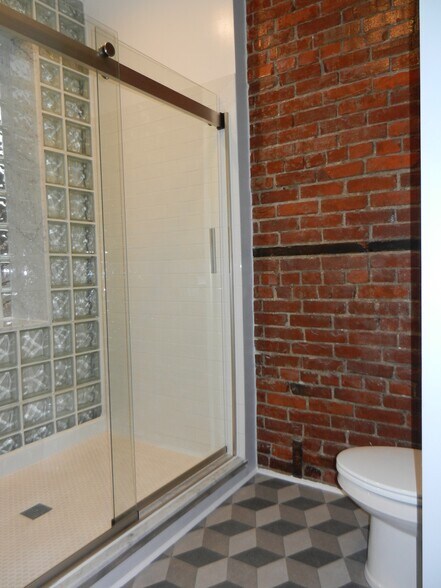 exceptional bathroom design - 657 Evergreen Rd