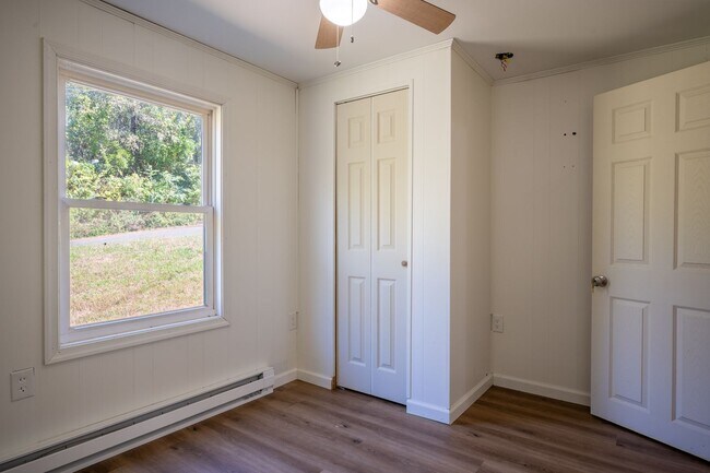 Building Photo - Updated 2 bedroom 1 bath in Fairlawn VA