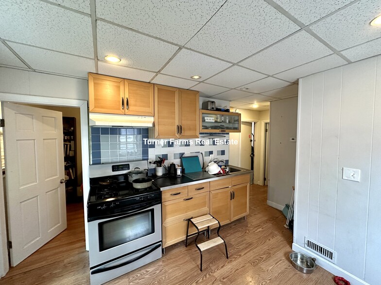 Building Photo - 105 Buttonwood St