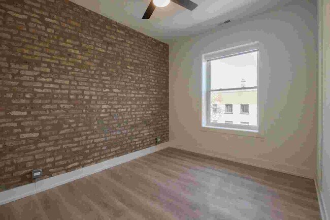Building Photo - 1039 W Byron St