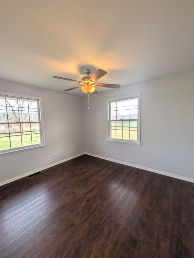 Building Photo - Available Now!!! Charming 3-Bedroom Brick Ranch Close to Nashville!