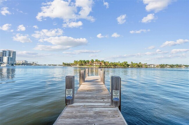 Building Photo - 425 Bayshore Dr