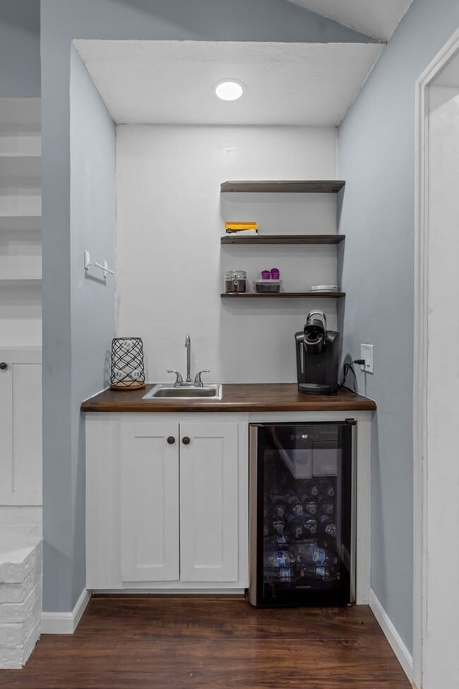 Building Photo - 3322 Providence Dr