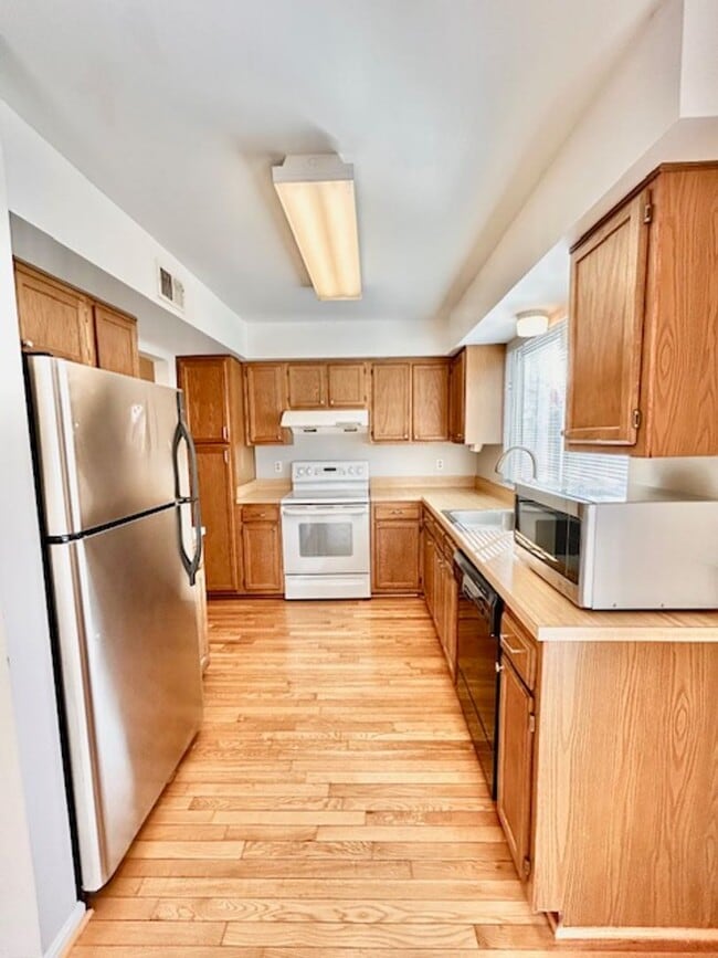 Building Photo - Spacious and bright 3BR/2.5BA townhouse with enclosed back patio