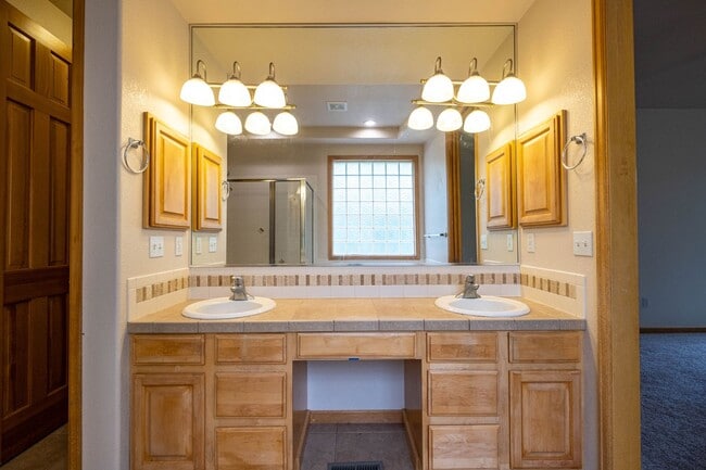 Building Photo - 4 Bed 3 Bath Home in Highlands Meadows - Windsor!