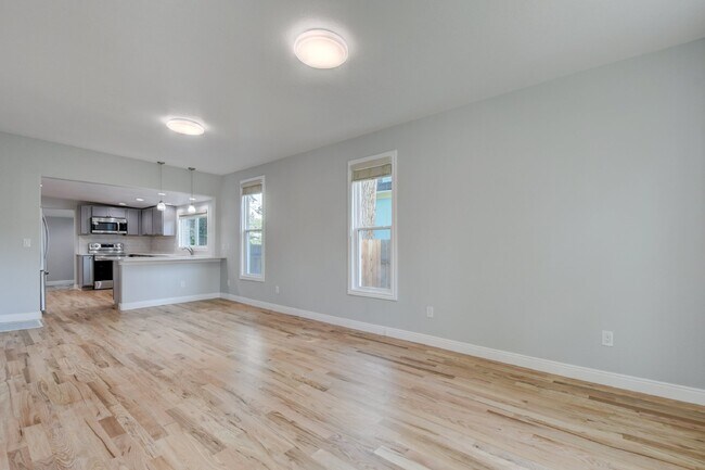 Building Photo - New Sunnyside House, Full Remodel, 2Bed/2Bath