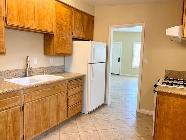 Building Photo - Ventura | 3 Bed + 1 Bath | Belfast Ln