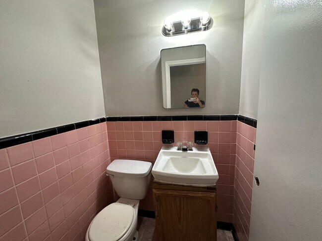 Building Photo - 3 bedrooms - West Augusta Rental – (30909) Living room, and den-Convenient location close to shop...