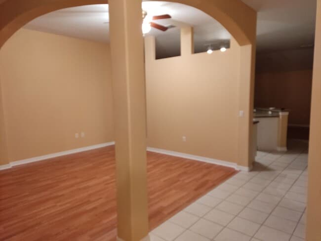 Building Photo - 3/2/2 House with screened in porch, on a c...