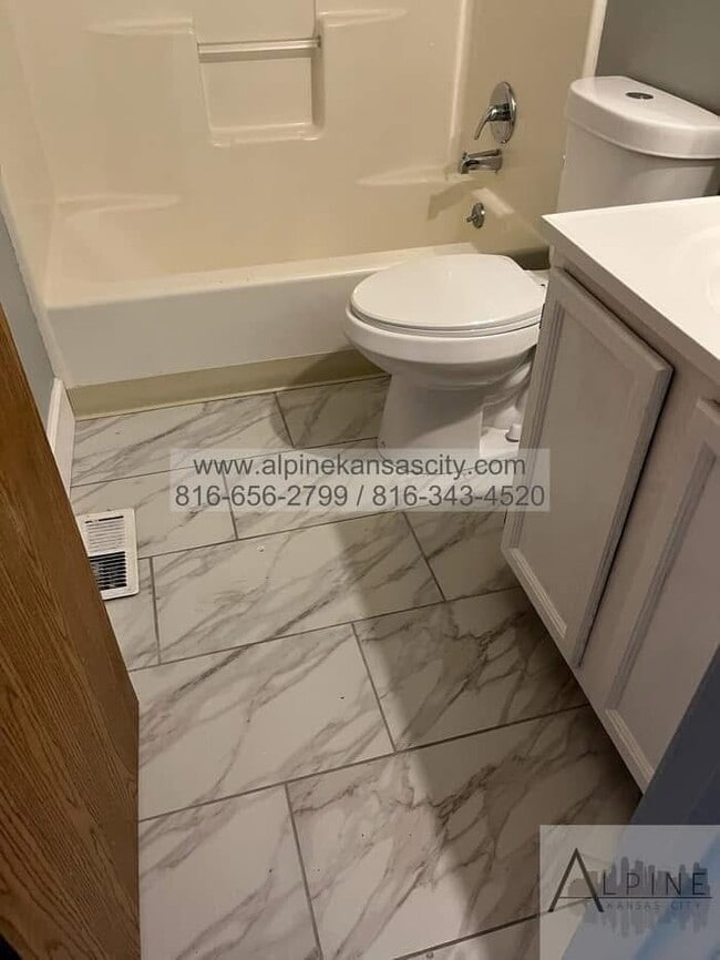 Building Photo - Spacious Duplex off Truman Rd
