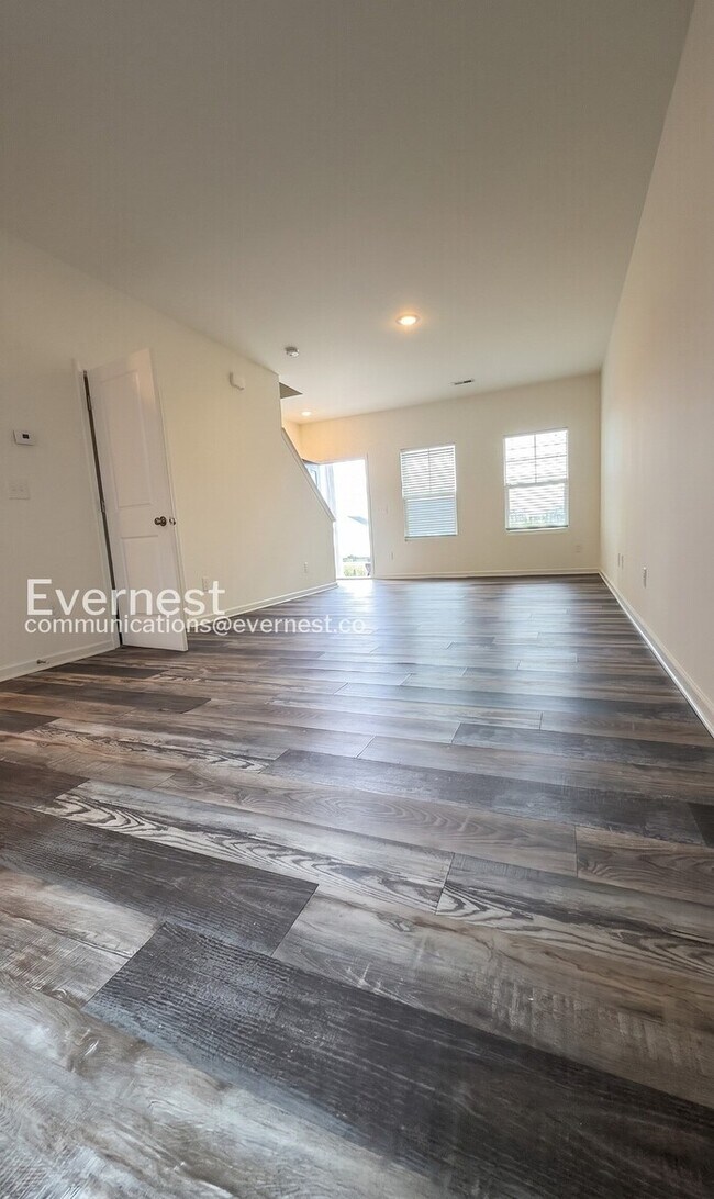 Building Photo - Limited Time Special Offer / 3 Bed/2.5 Bath Home with Garage / Pet-Friendly / Vouchers Accepted /...