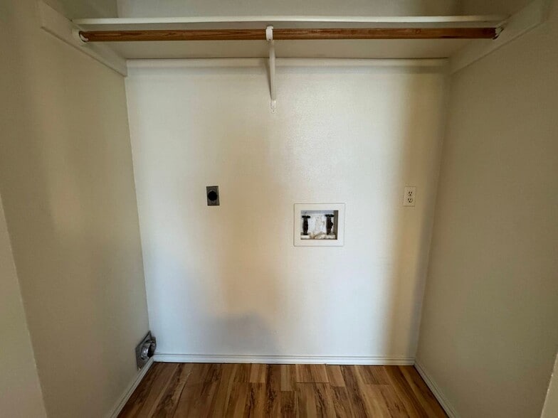 Building Photo - 1701 Benttree Dr