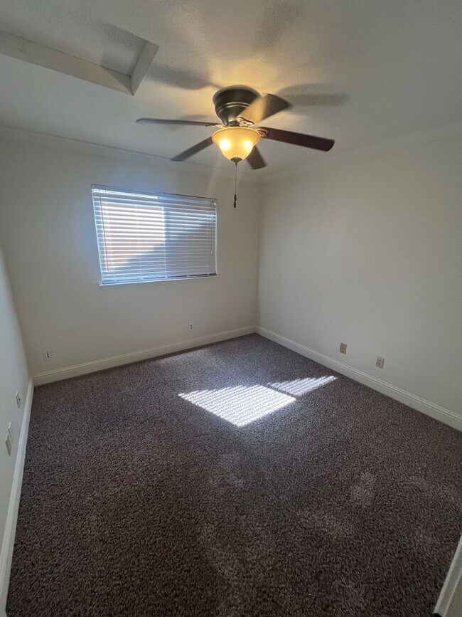 Building Photo - ADORABLE 3 BEDROOM HOUSE WITH POOL!