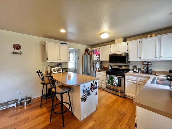 Building Photo - Pet Friendly Home Close to Everything