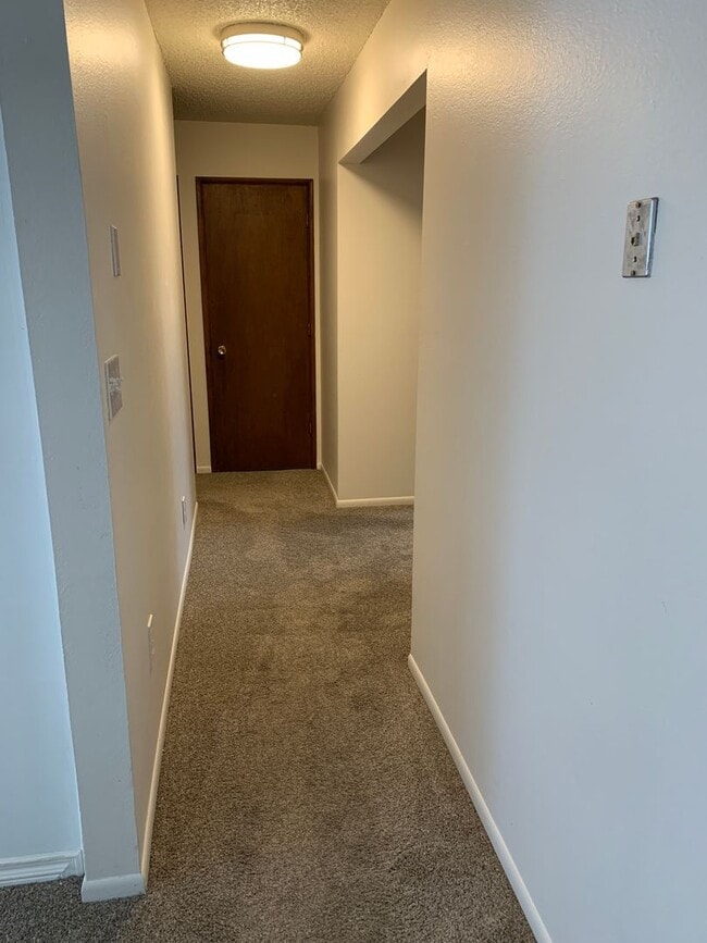 Building Photo - AVAILABLE NOW!! West side - 2 Bdrm, 1 Bath