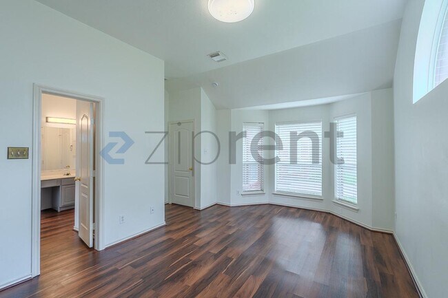 Building Photo - Unit