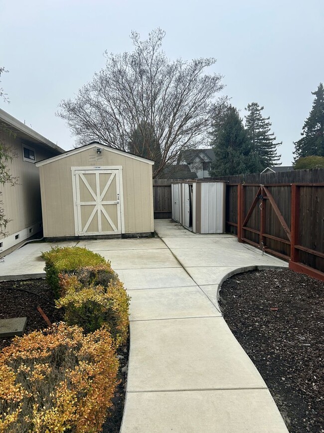 Building Photo - Beautiful East Petaluma Home