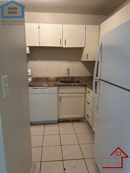 Building Photo - 915 S Seminole Dr