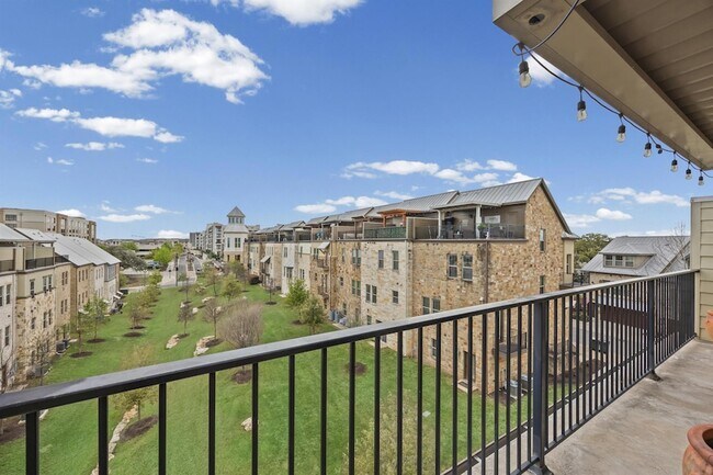 Building Photo - 1112 Highknoll Ln