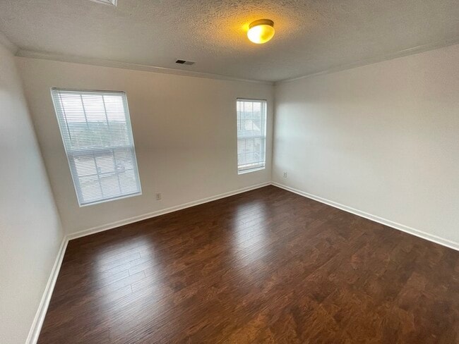 Building Photo - Jordan Ridge Bordeaux area home with bonus...