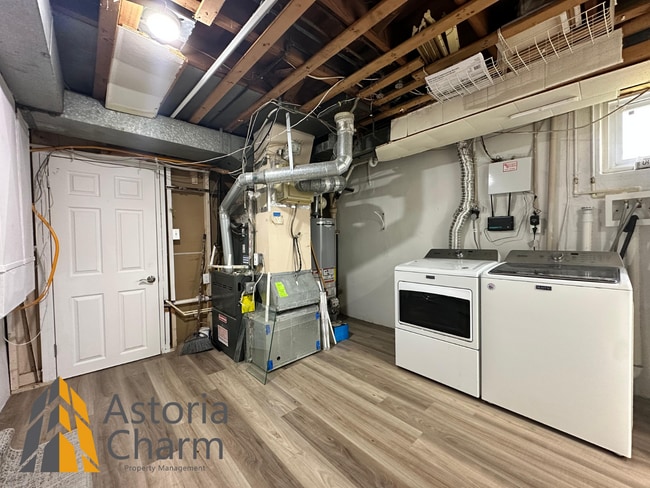 Building Photo - Spacious 4 Bedroom + Den Home with Private...