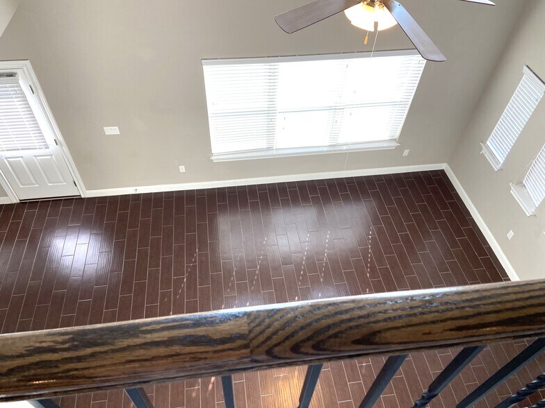 Loft Overlooks Den - 2304 S Lakeline Blvd