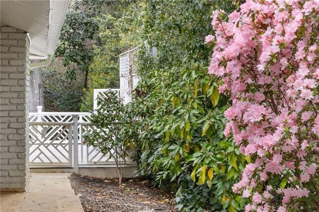 Building Photo - 128 Osner Dr NE