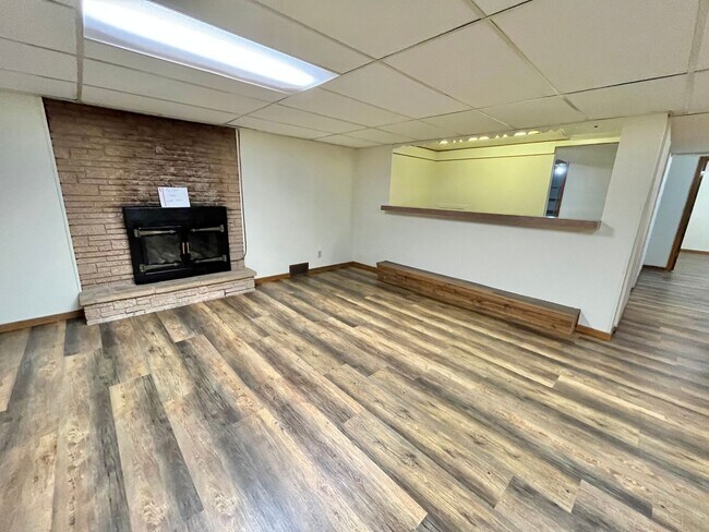 Building Photo - Large 3 Bed/2 Bath East Side Rental Home!
