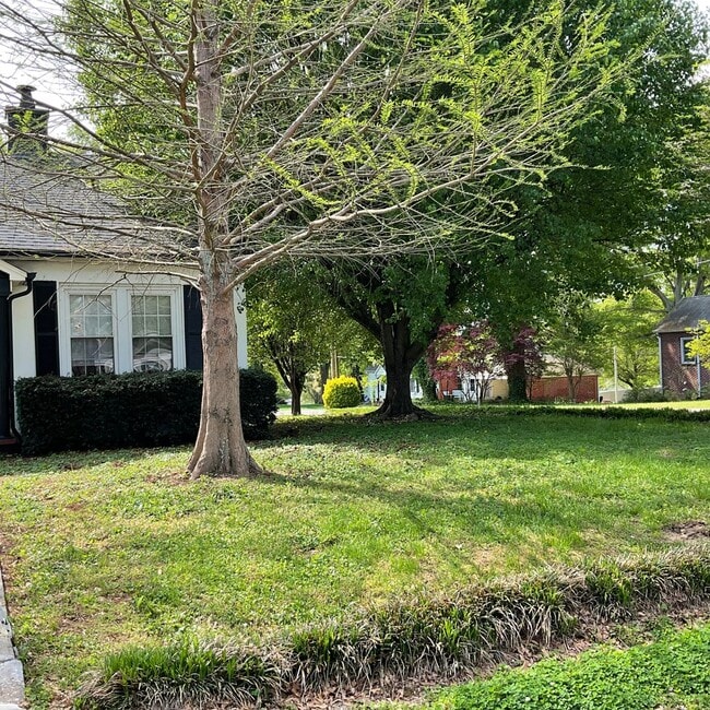 Building Photo - Home with 2 Bedrooms, 2 Baths with Bonus/C...