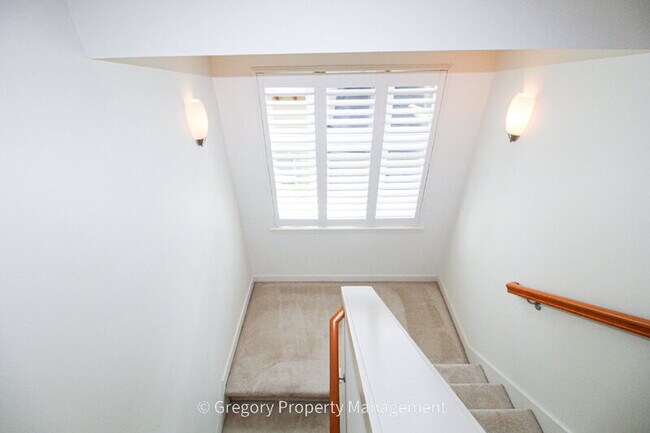 Building Photo - 13824 N Creek Dr