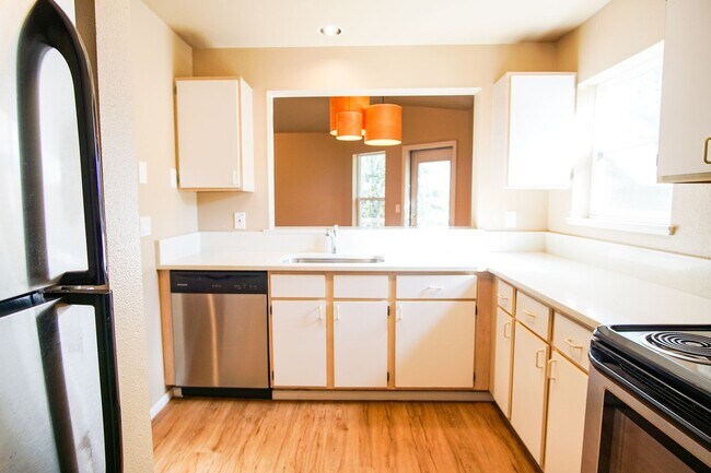 Building Photo - Spacious 2 Bed-2 Bath Flat in SW Portland Ready Mid-April!
