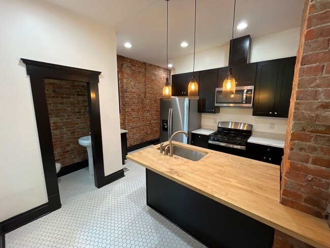 Building Photo - Spacious 3 bedroom duplex near Franklin Park