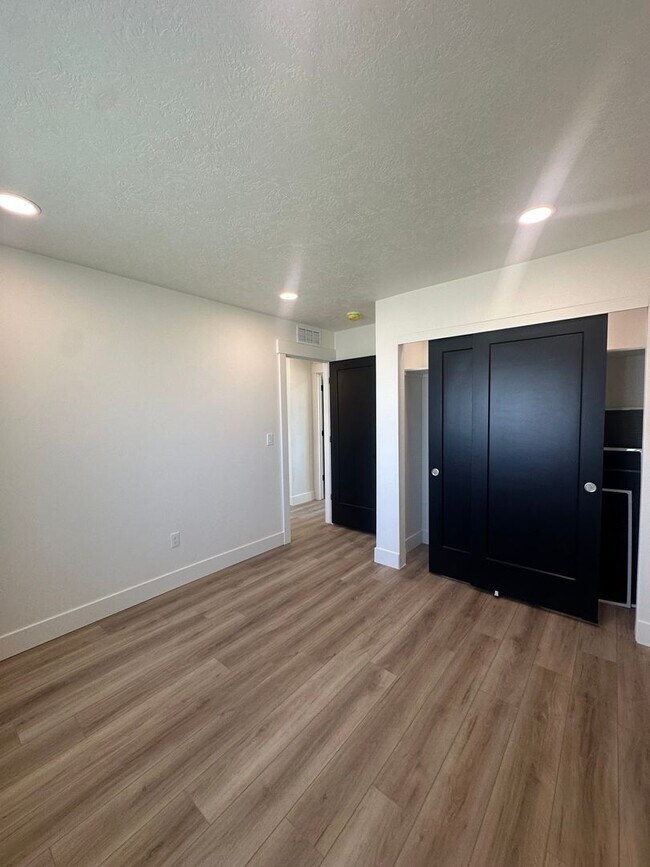 Building Photo - 2 bed, 1 Bath, 1 Car Garage, - Modern Insi...