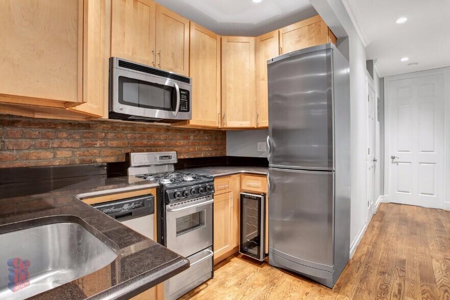 Building Photo - 277 E 10th St