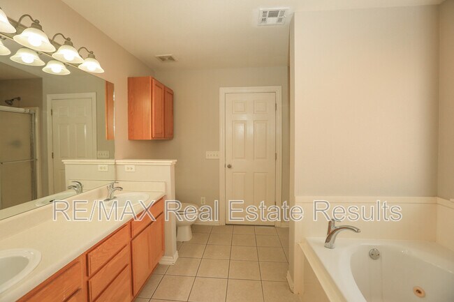 Building Photo - 1202 SW Cabriolet St