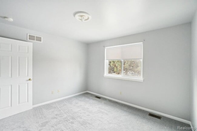 Building Photo - 2609 Huntington Dr