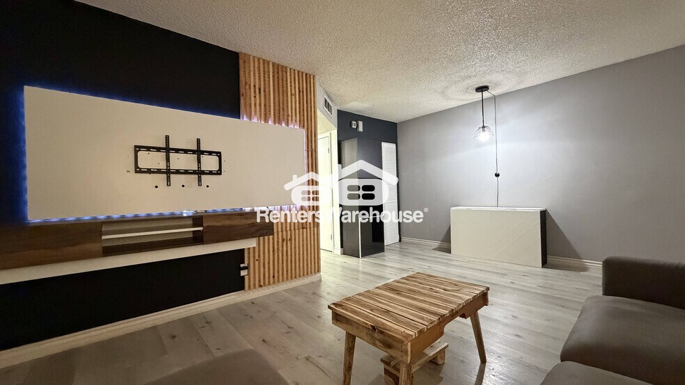 Building Photo - 6020 Carmen Blvd