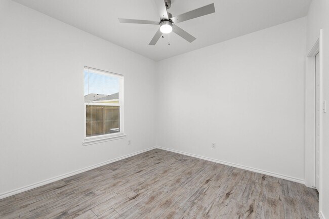 Building Photo - 2325 N Vly Cir