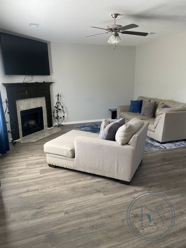 Building Photo - SPRING MOVE-IN SPECIAL AND RATE DROP ALERT...