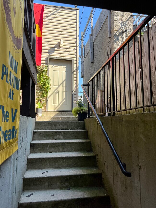 Apartment entrance facing garage door - 1525 N Maplewood Ave