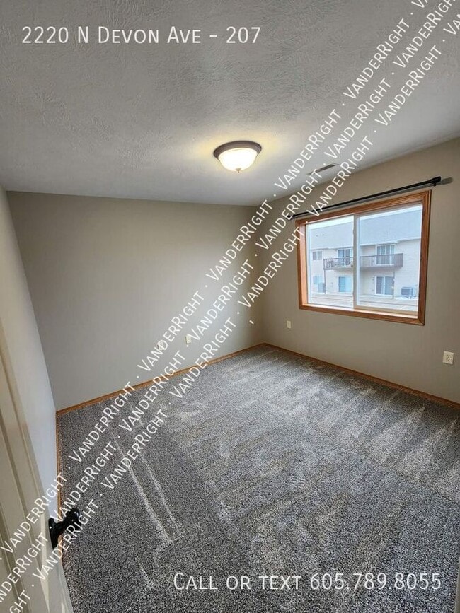 Building Photo - 2220 Devon Ave